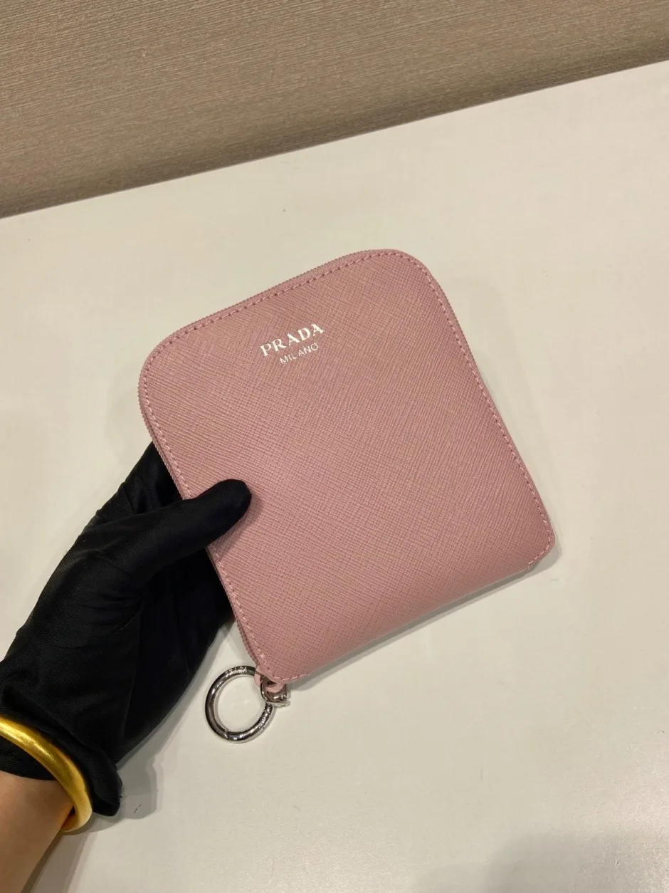 1787919770346923.webp サフィアーノレザー ペンダント付 Re-Nylon トートバッグ プラダ バッグ コピー 1TT330 ピンク