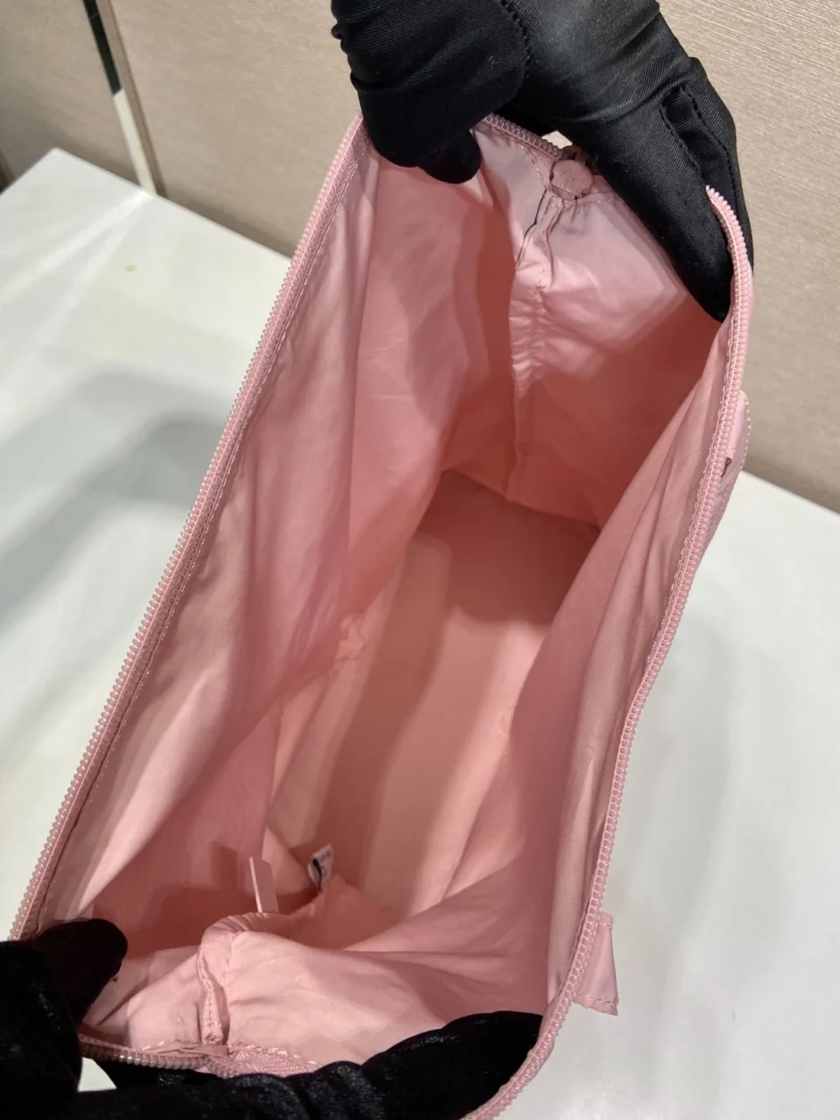 1787919771595623.webp サフィアーノレザー ペンダント付 Re-Nylon トートバッグ プラダ バッグ コピー 1TT330 ピンク