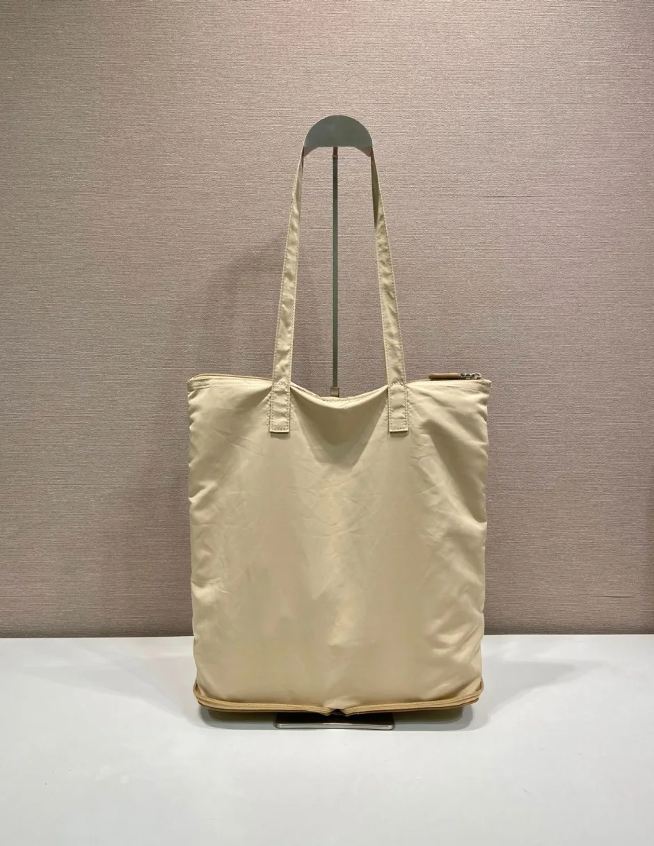 サフィアーノレザー ペンダント付 Re-Nylon トートバッグ プラダ バッグ コピー 1TT330 ベージュ