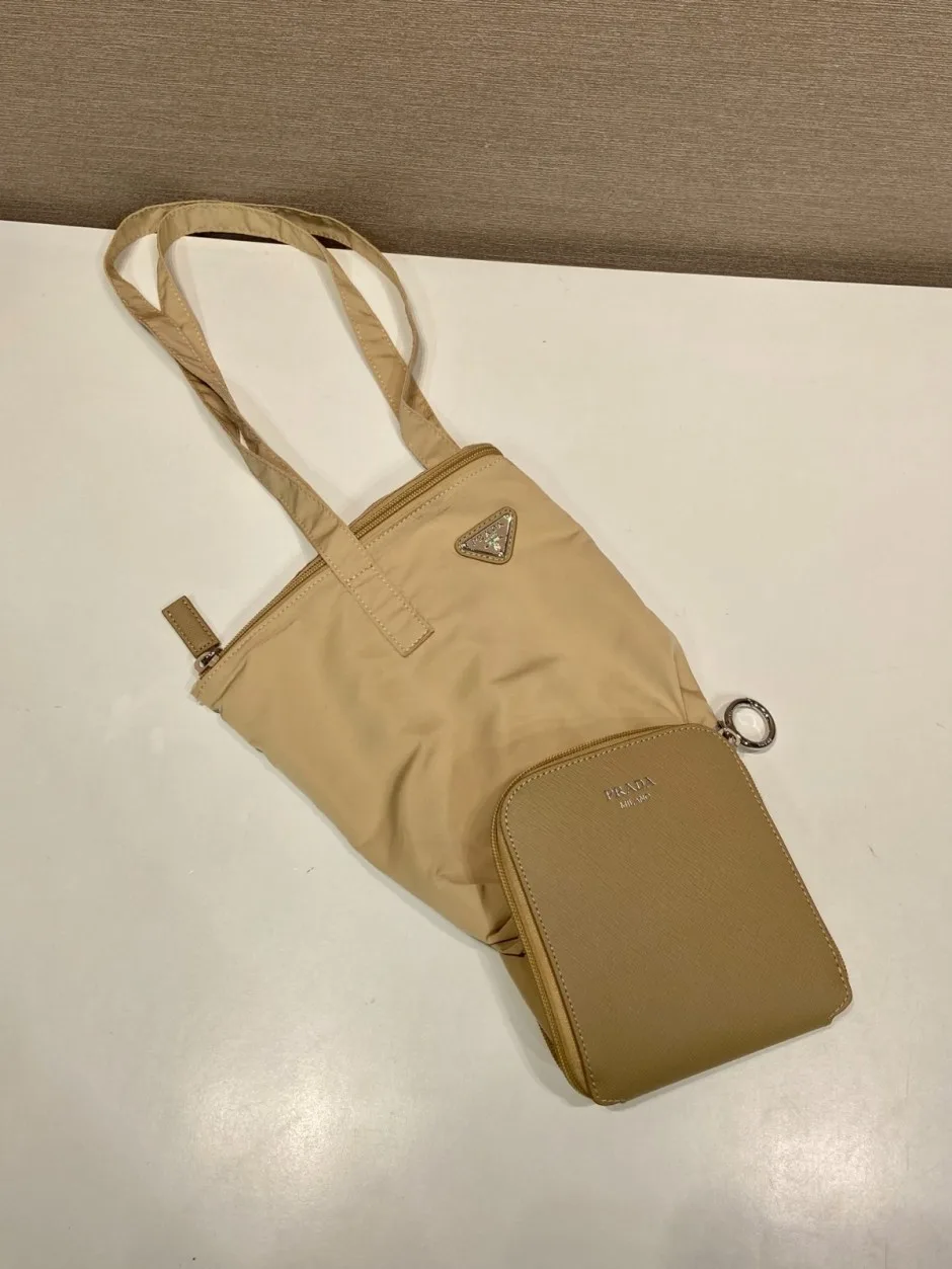 サフィアーノレザー ペンダント付 Re-Nylon トートバッグ プラダ バッグ コピー 1TT330 ベージュ