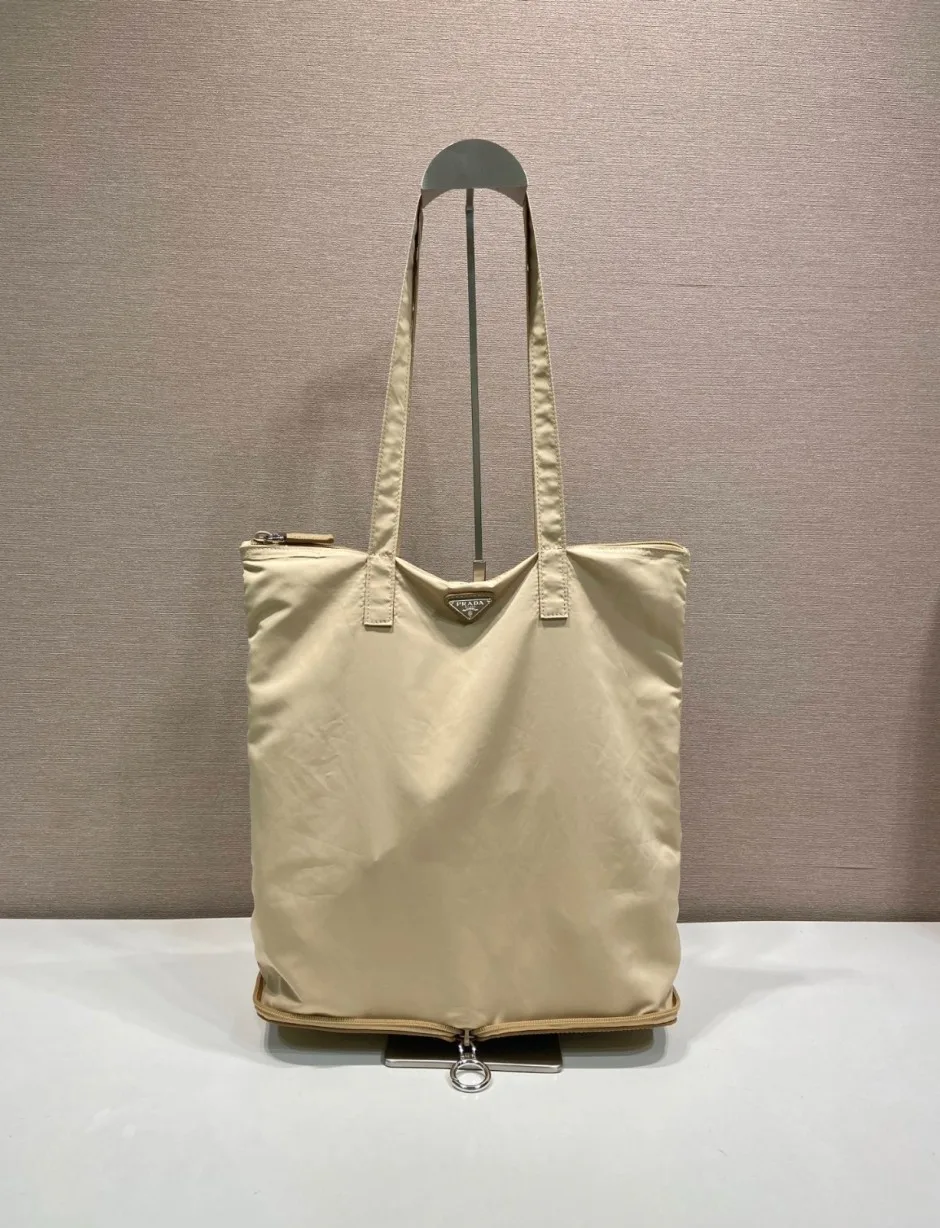 サフィアーノレザー ペンダント付 Re-Nylon トートバッグ プラダ バッグ コピー 1TT330 ベージュ