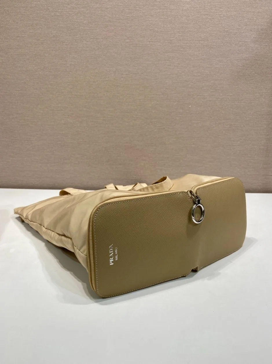 サフィアーノレザー ペンダント付 Re-Nylon トートバッグ プラダ バッグ コピー 1TT330 ベージュ