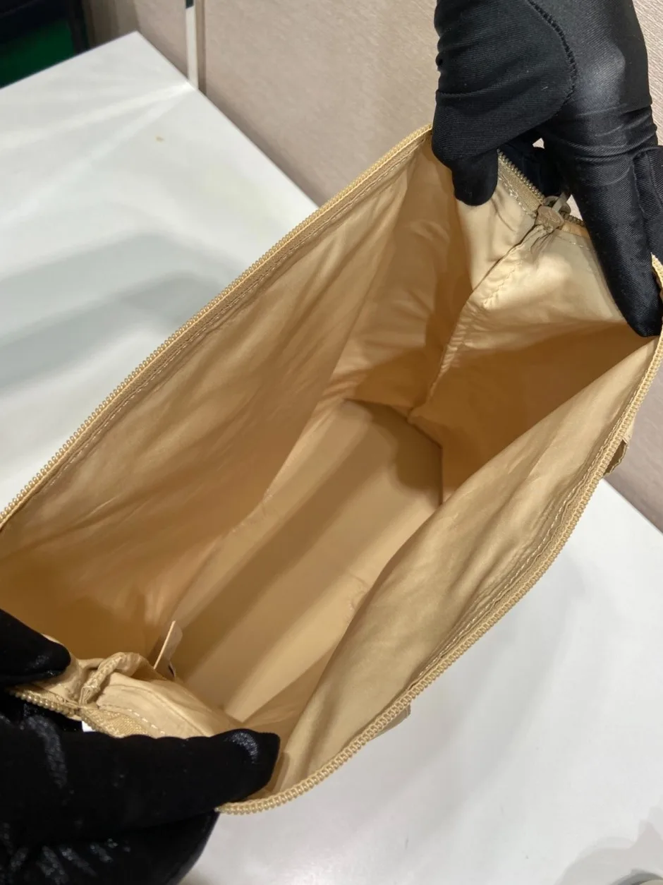 サフィアーノレザー ペンダント付 Re-Nylon トートバッグ プラダ バッグ コピー 1TT330 ベージュ