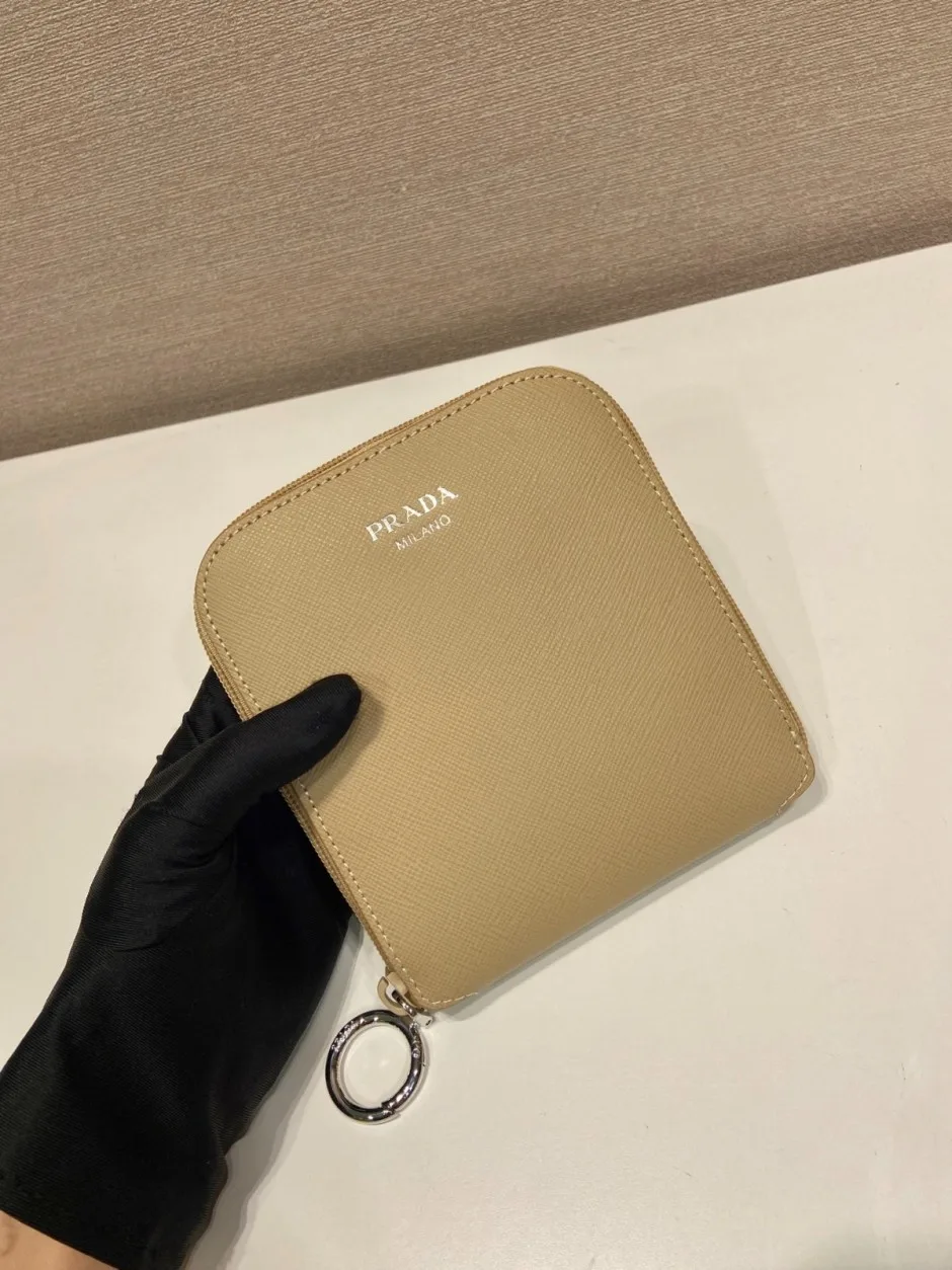 サフィアーノレザー ペンダント付 Re-Nylon トートバッグ プラダ バッグ コピー 1TT330 ベージュ