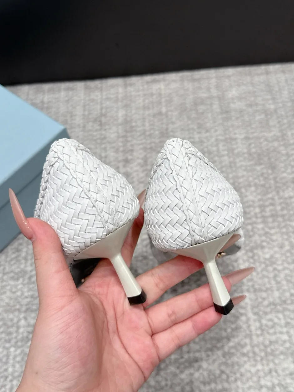 編み込み レザー ポインテッドトゥ プラダ パンプス 偽物 トライアングルロゴ付き ホワイト