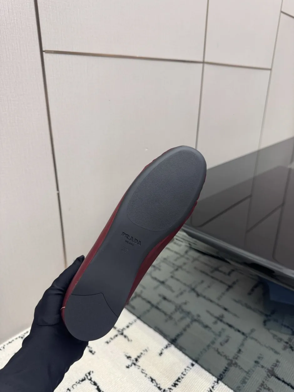 1787986211606120.webp 洗練された レザー フラットシューズ プラダ モカシン 偽物 ボルドー