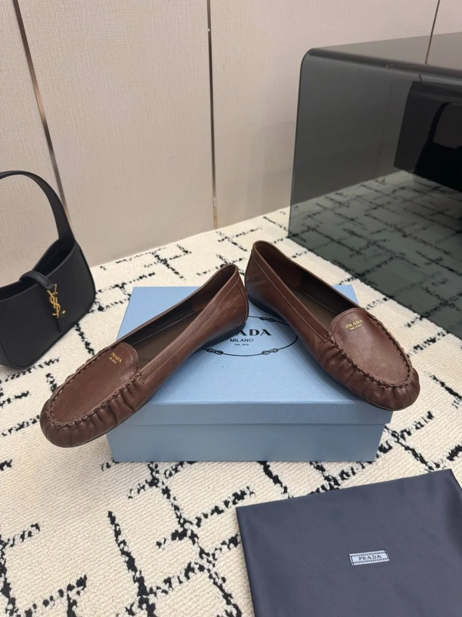 洗練された レザー フラットシューズ プラダ モカシン 偽物 ブラウン