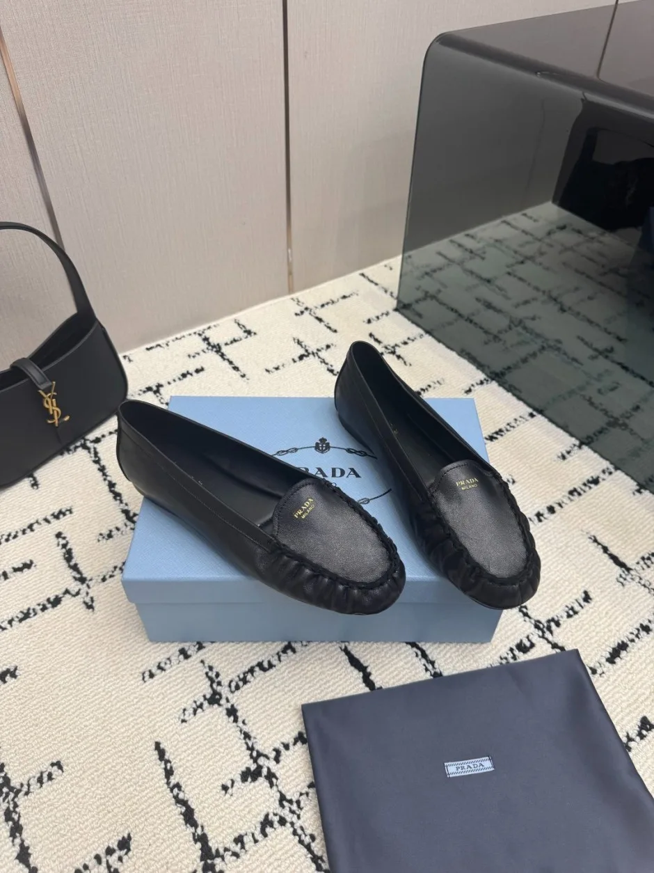 洗練された レザー フラットシューズ プラダ モカシン 偽物 ブラック