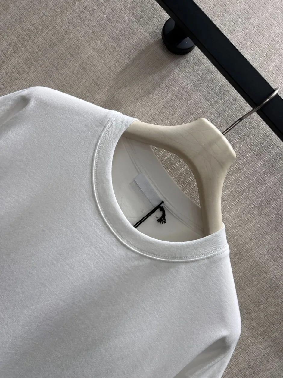 1787993743139786.webp シンプル 洗練された 半袖Tシャツ プラダ Tシャツ 偽物 コットン クルーネック ホワイト
