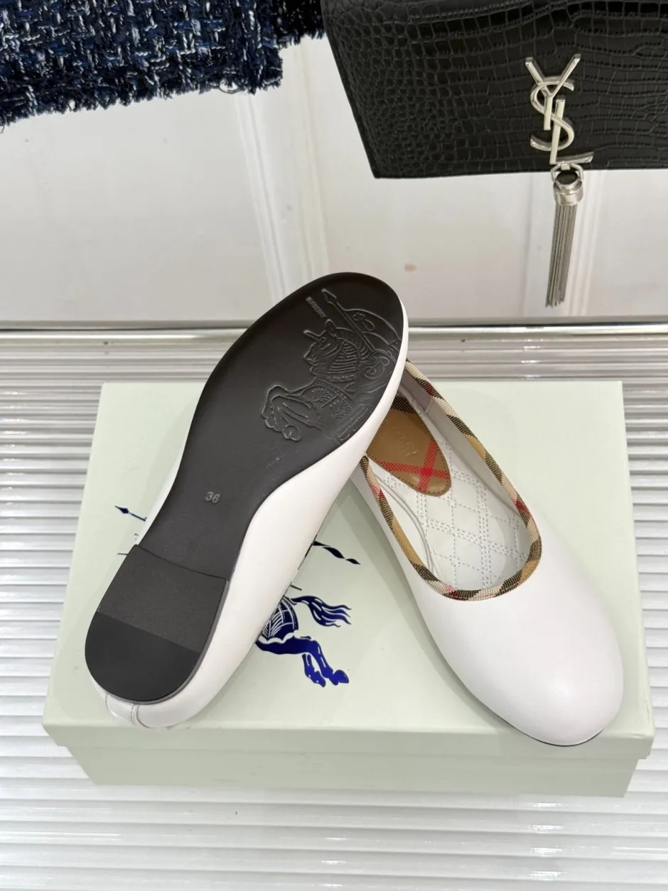 バーバリー 偽物 チェックトリム レザー ロビンバレリーナ フラットシューズ