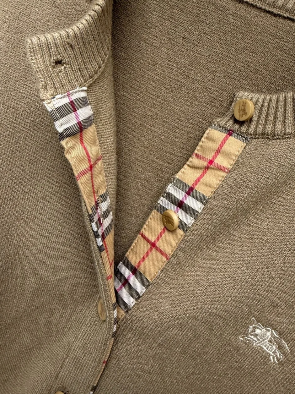 1788161960146445.webp EKD刺繍 チェックカフス クルーネック カーディガン バーバリー ニット 偽物 キャメル