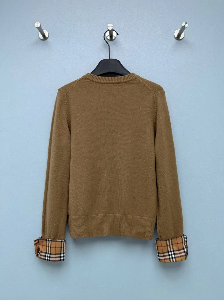 1788161962383889.webp EKD刺繍 チェックカフス クルーネック カーディガン バーバリー ニット 偽物 キャメル