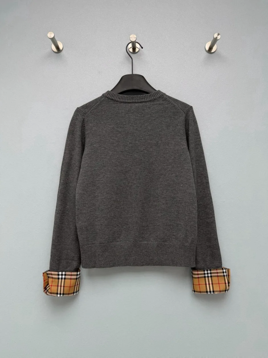 1788162173255147.webp EKD刺繍 チェックカフス クルーネック カーディガン バーバリー ニット 偽物 グレー