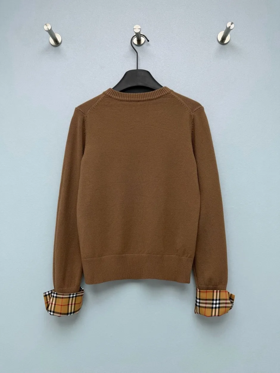 1788162418320933.webp EKD刺繍 チェックカフス クルーネック カーディガン バーバリー ニット 偽物 ブラウン