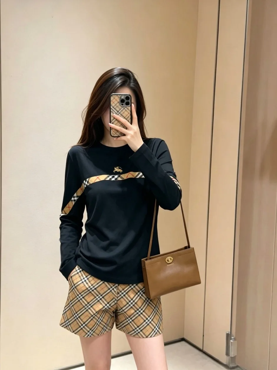 チェックアクセント 長袖Tシャツ バーバリー Tシャツ 偽物 クルーネック ブラック