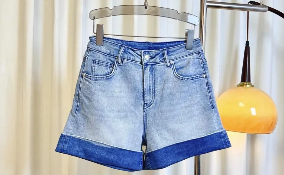 お洒落 ロールアップ ロゴ入り デニムショートパンツ ジバンシィ パンツ コピー ライトブルー お洒落 ロールアップ ロゴ入り デニムショートパンツ ジバンシィ パンツ コピー ライトブルー