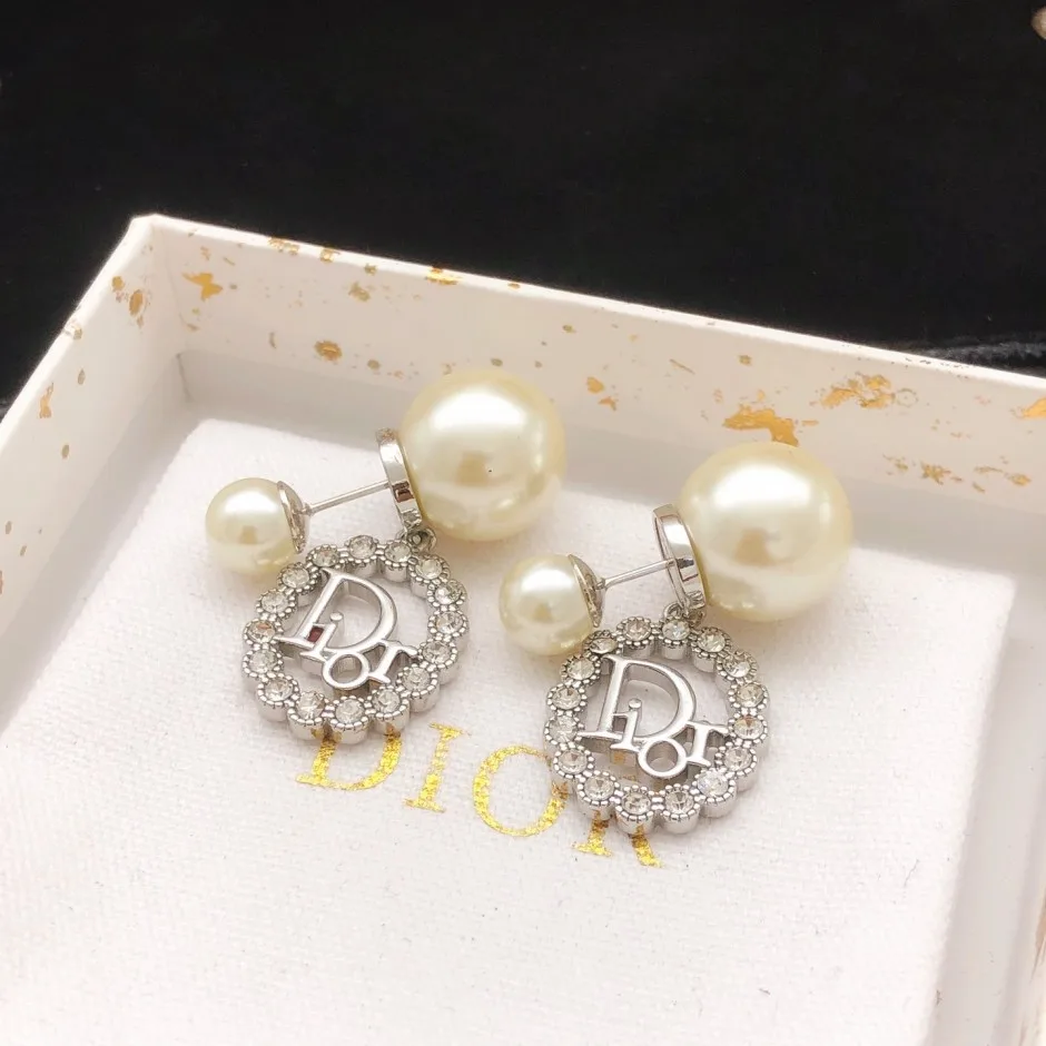 ラインストーン ロゴモチーフ パールピアス クリスチャン・ディオール イヤリング 偽物