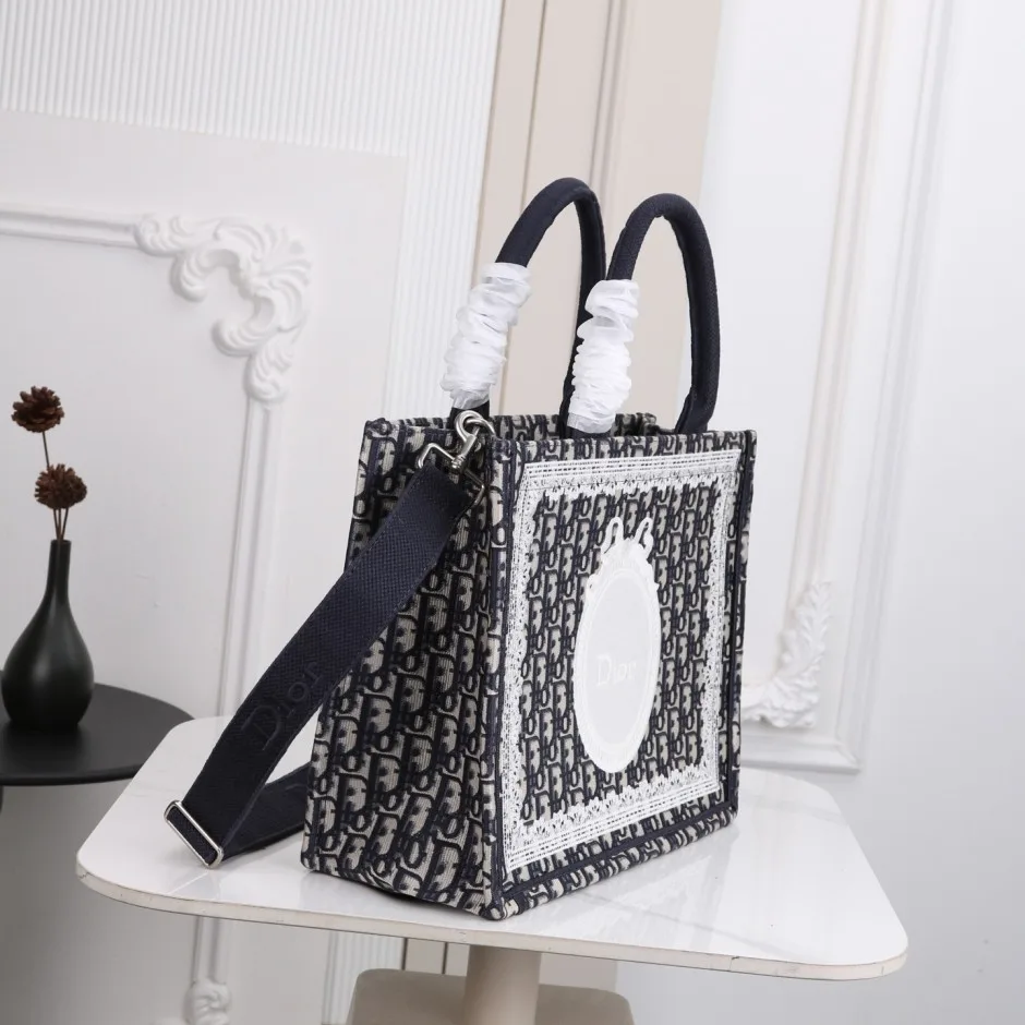 クリスチャン・ディオール コピー エレガント Dior Book Tote ストラップ付きバッグ ミディアム