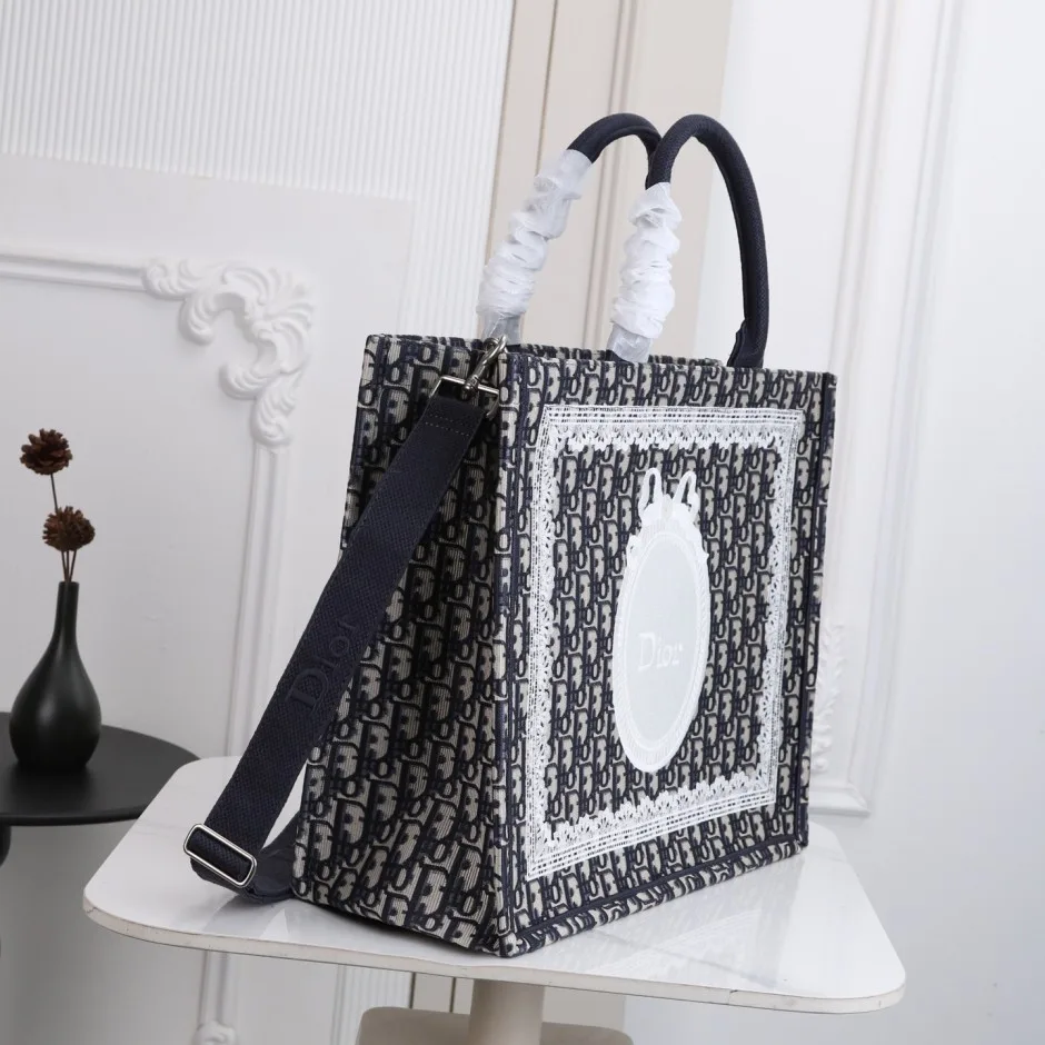 1788530861716350.webp Dior Book Tote ラージ クリスチャン・ディオール コピー エレガント ストラップ付きバッグ