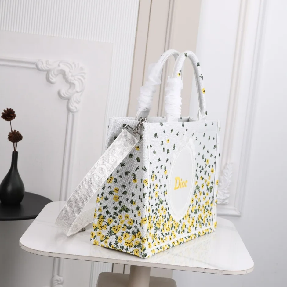 クリスチャン・ディオール コピー 爽やか 可愛い Dior Book Tote ストラップ付きバッグ ミディアム