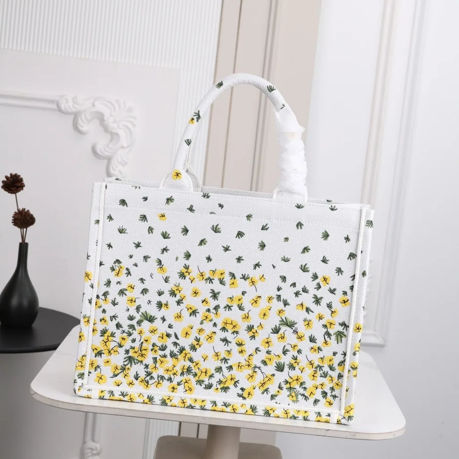 クリスチャン・ディオール コピー 爽やか 可愛い Dior Book Tote ストラップ付きバッグ ミディアム