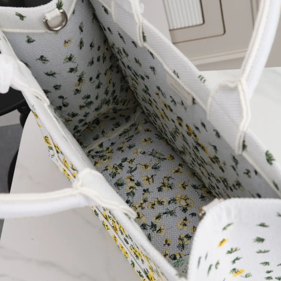 クリスチャン・ディオール コピー 爽やか 可愛い Dior Book Tote ストラップ付きバッグ ミディアム