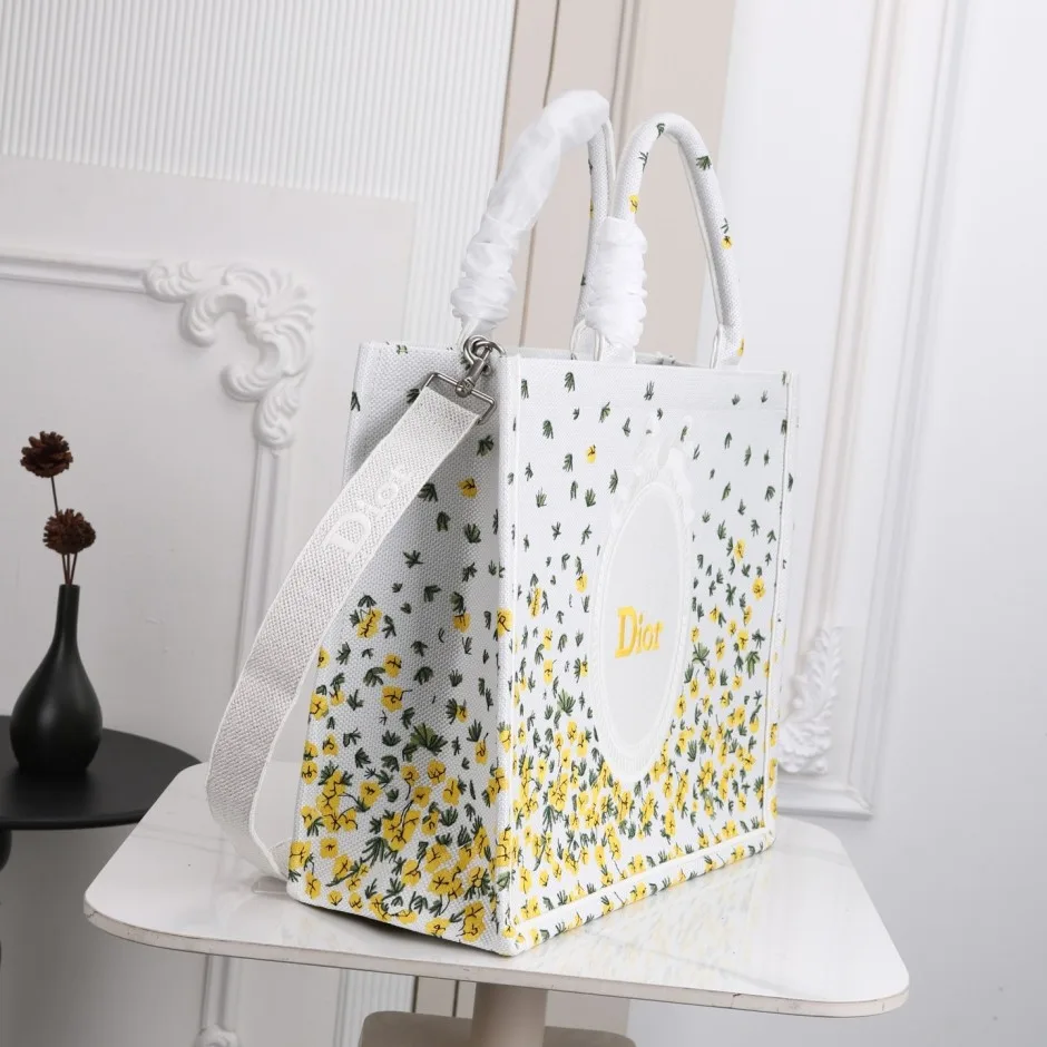 1788531641197042.webp ラージサイズ Dior Book Tote ストラップ付きバッグ クリスチャン・ディオール コピー 刺繍入り