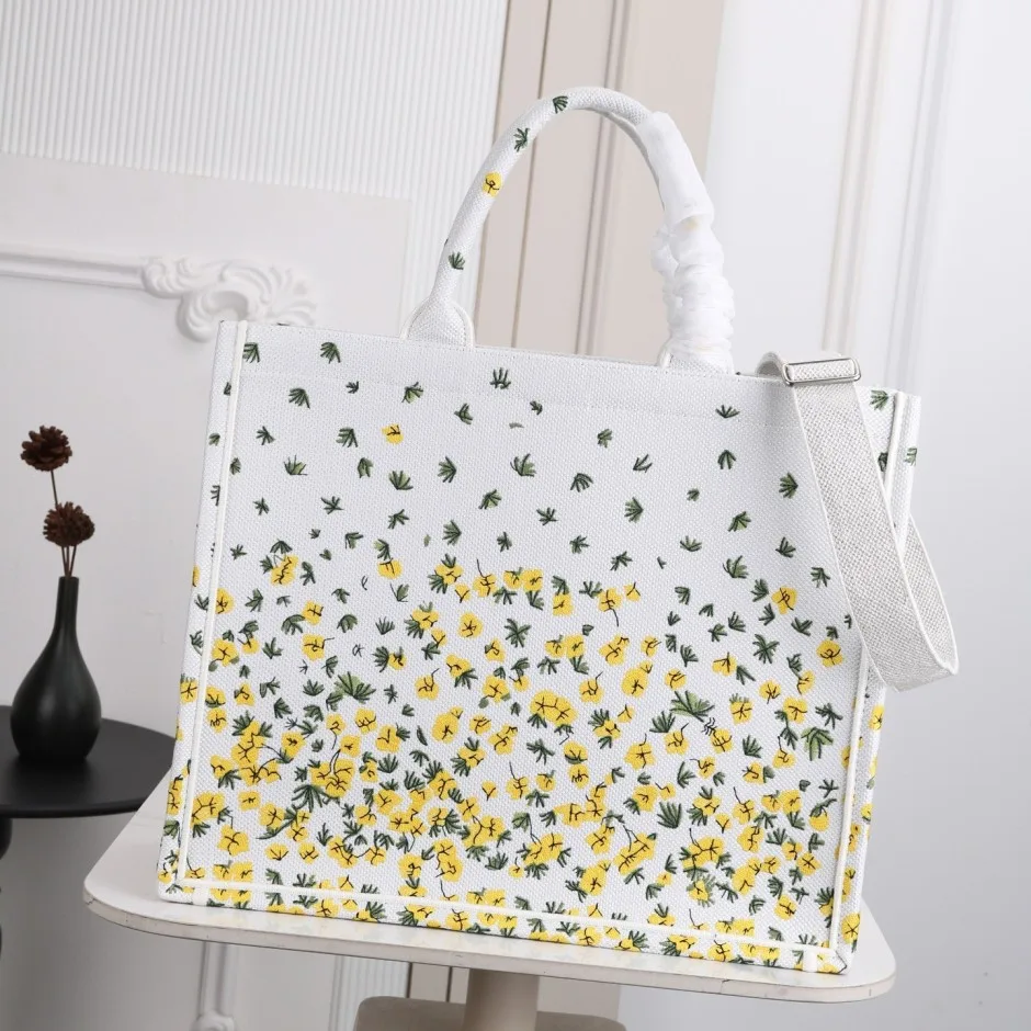 1788531641348650.webp ラージサイズ Dior Book Tote ストラップ付きバッグ クリスチャン・ディオール コピー 刺繍入り