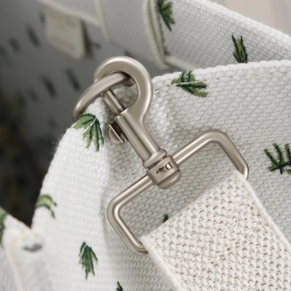 1788531643834531.webp ラージサイズ Dior Book Tote ストラップ付きバッグ クリスチャン・ディオール コピー 刺繍入り