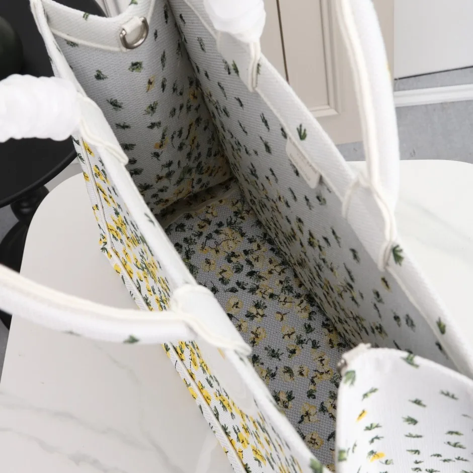 1788531644408168.webp ラージサイズ Dior Book Tote ストラップ付きバッグ クリスチャン・ディオール コピー 刺繍入り