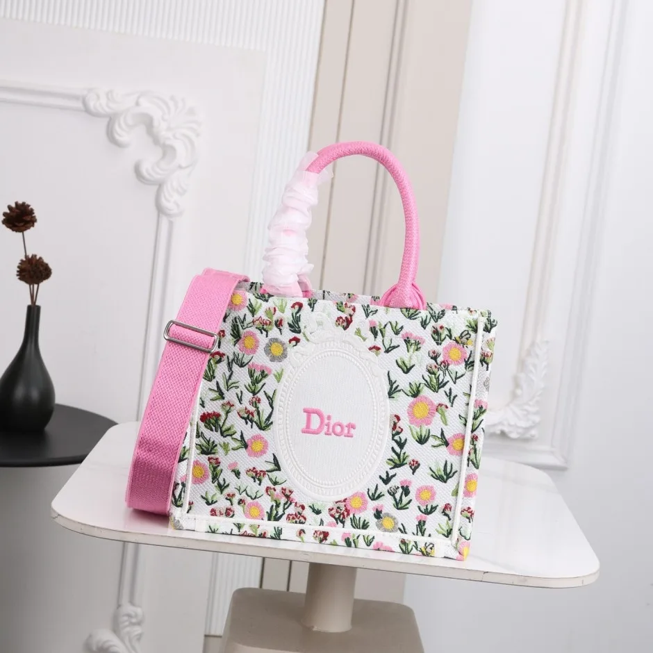 1788575517974170.webp 刺繍入り Dior Book Tote ストラップ付きバッグ スモール クリスチャン・ディオール コピー