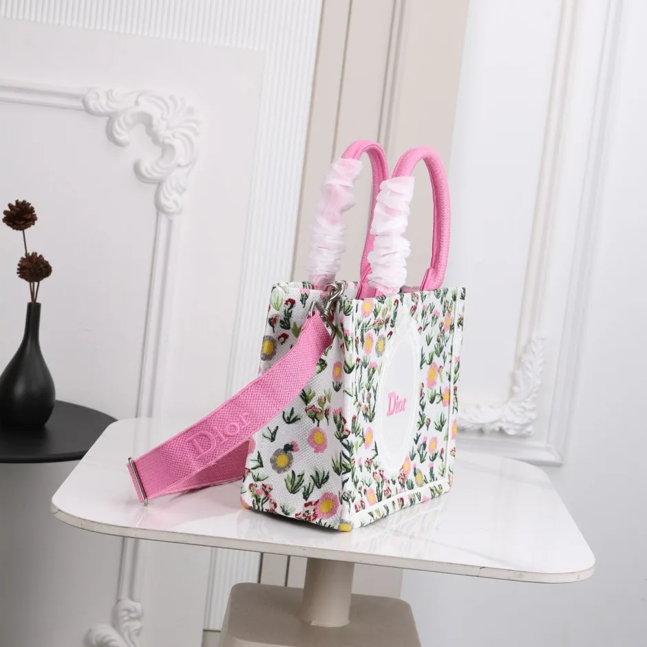1788575518624178.webp 刺繍入り Dior Book Tote ストラップ付きバッグ スモール クリスチャン・ディオール コピー