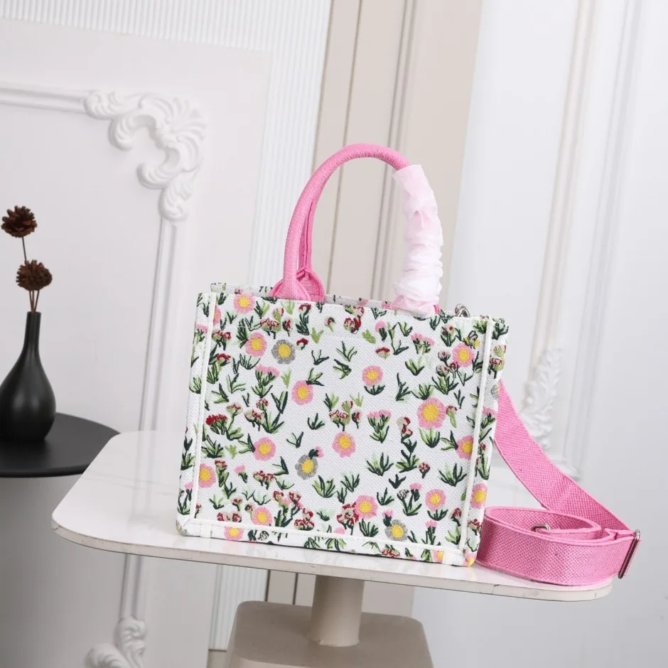 1788575518862736.webp 刺繍入り Dior Book Tote ストラップ付きバッグ スモール クリスチャン・ディオール コピー