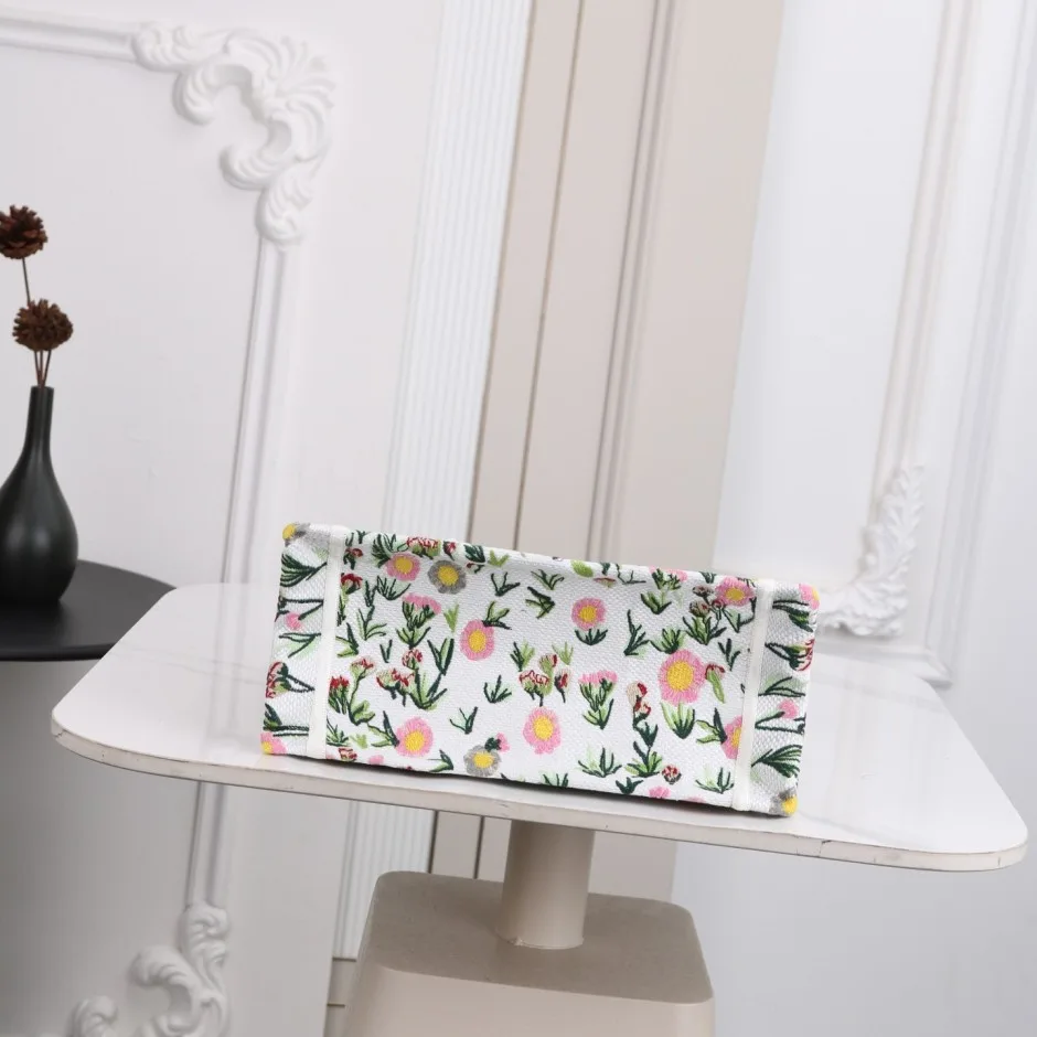1788575521151920.webp 刺繍入り Dior Book Tote ストラップ付きバッグ スモール クリスチャン・ディオール コピー