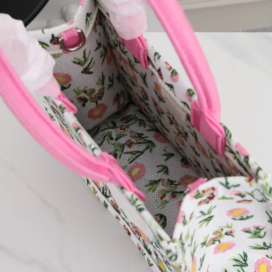 1788575521351308.webp 刺繍入り Dior Book Tote ストラップ付きバッグ スモール クリスチャン・ディオール コピー