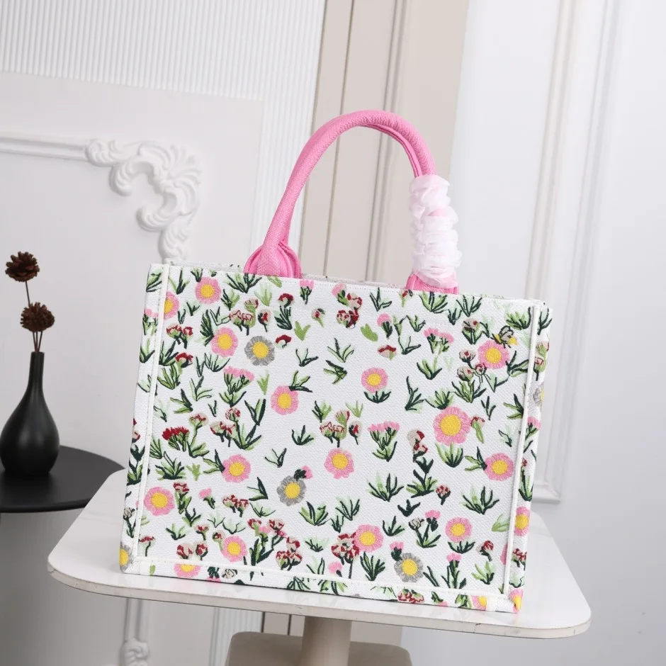 1788575911583712.webp クリスチャン・ディオール コピー 刺繍入り Dior Book Tote ストラップ付きバッグ ミディアム