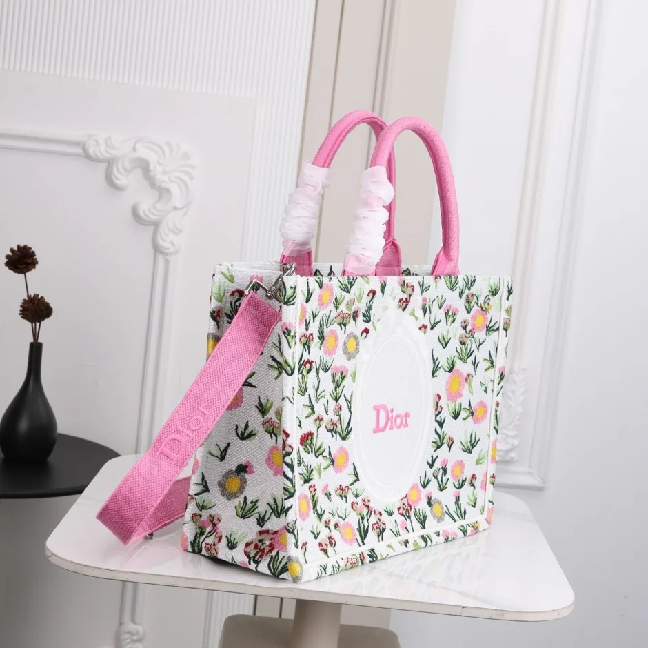 1788575911865731.webp クリスチャン・ディオール コピー 刺繍入り Dior Book Tote ストラップ付きバッグ ミディアム