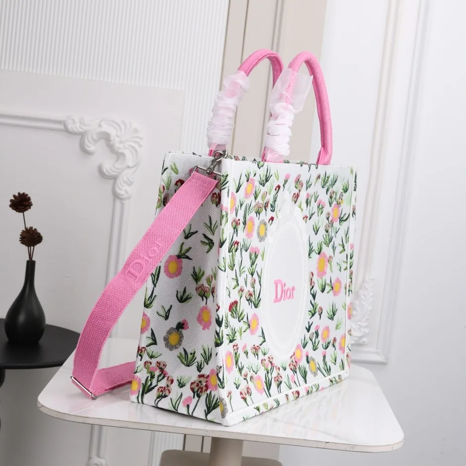 1788576224602264.webp Dior Book Tote ストラップ付きバッグ クリスチャン・ディオール コピー 刺繍入り ラージ