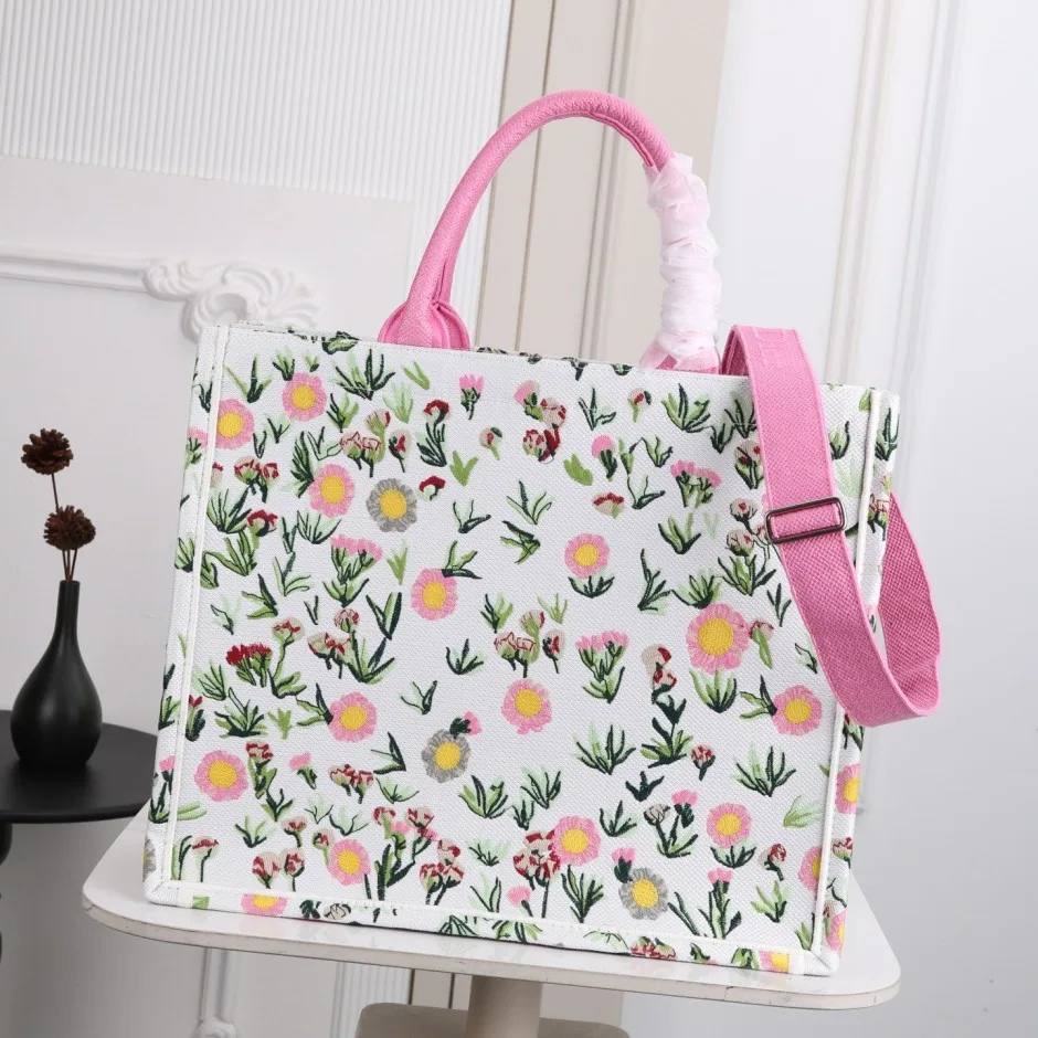 1788576225807134.webp Dior Book Tote ストラップ付きバッグ クリスチャン・ディオール コピー 刺繍入り ラージ