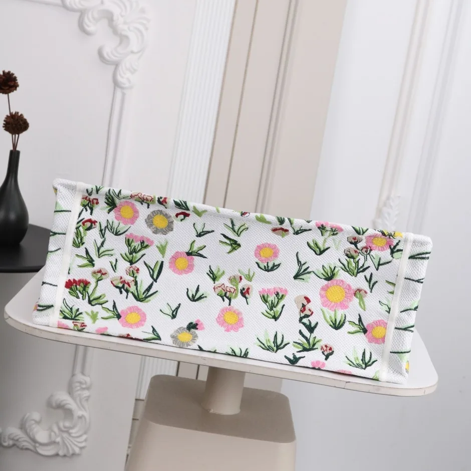 1788576227297532.webp Dior Book Tote ストラップ付きバッグ クリスチャン・ディオール コピー 刺繍入り ラージ