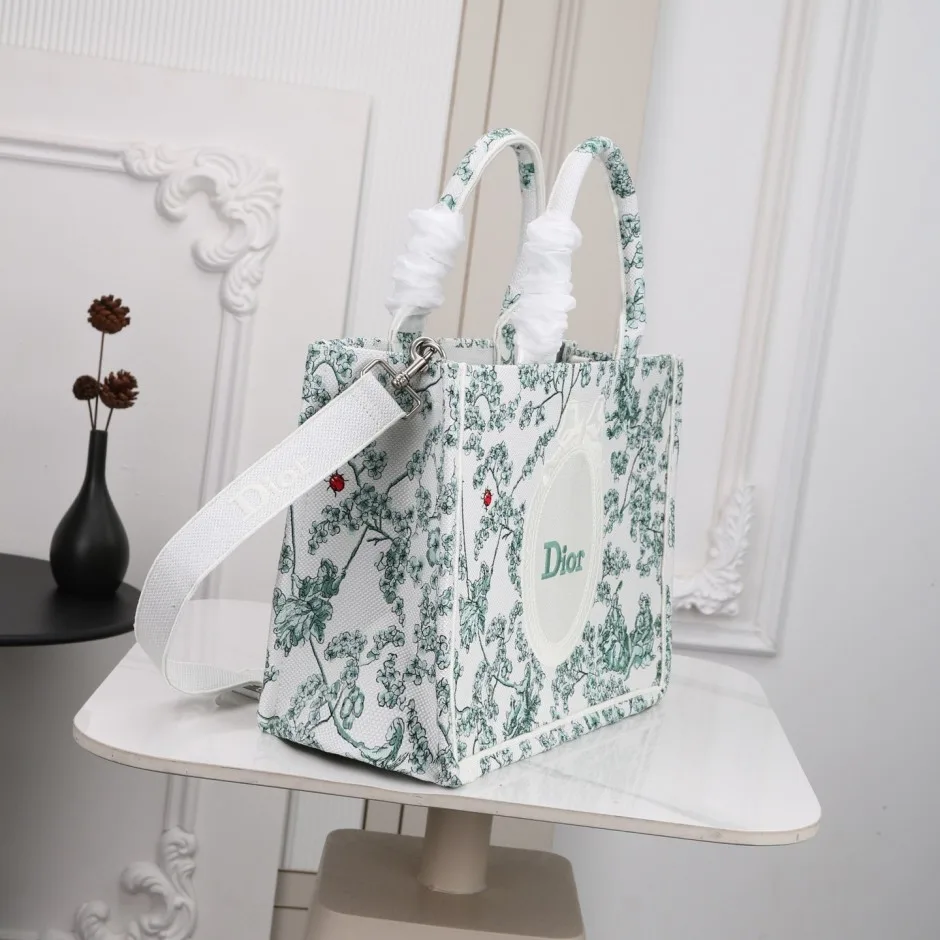 1788579831743999.webp Dior ブックトート クローバー 刺繍 クリスチャン・ディオール コピー ミディアム