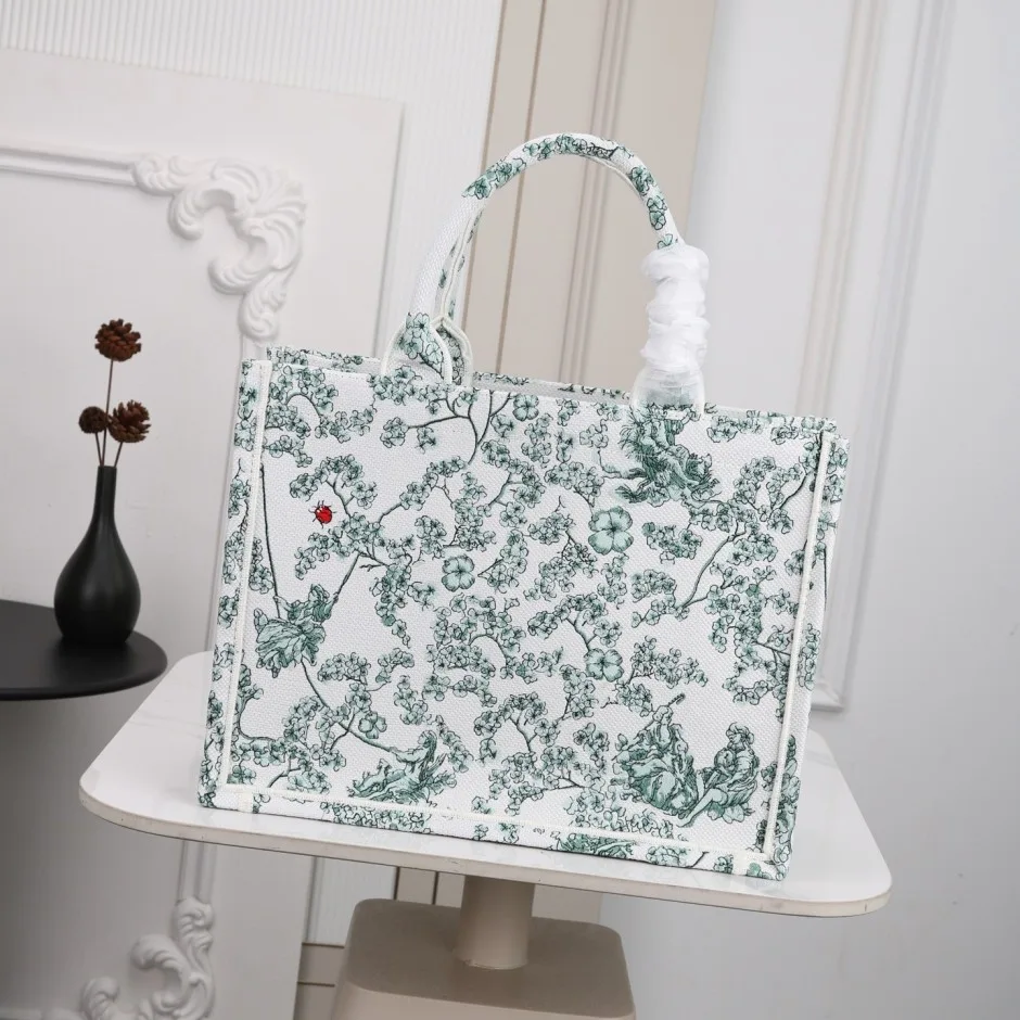 1788579831930031.webp Dior ブックトート クローバー 刺繍 クリスチャン・ディオール コピー ミディアム