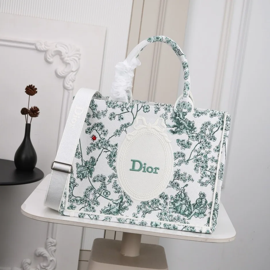 1788579831938260.webp Dior ブックトート クローバー 刺繍 クリスチャン・ディオール コピー ミディアム