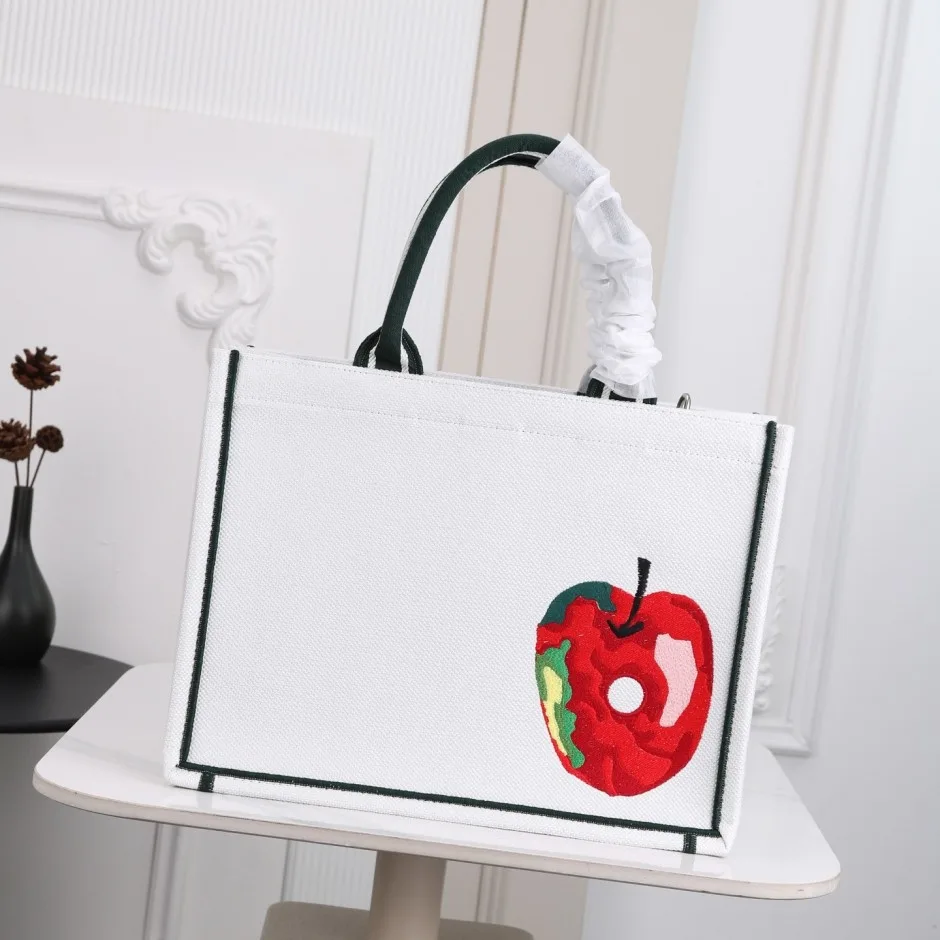 1788581692910502.webp はらぺこあおむし Dior Book Tote ストラップ付きバッグ ミディアム クリスチャン・ディオール コピー