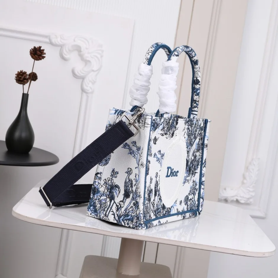 1788583512437958.webp 上品 カジュアル 刺繍入り Dior Book Tote ストラップ付きバッグ スモール クリスチャン・ディオール コピー