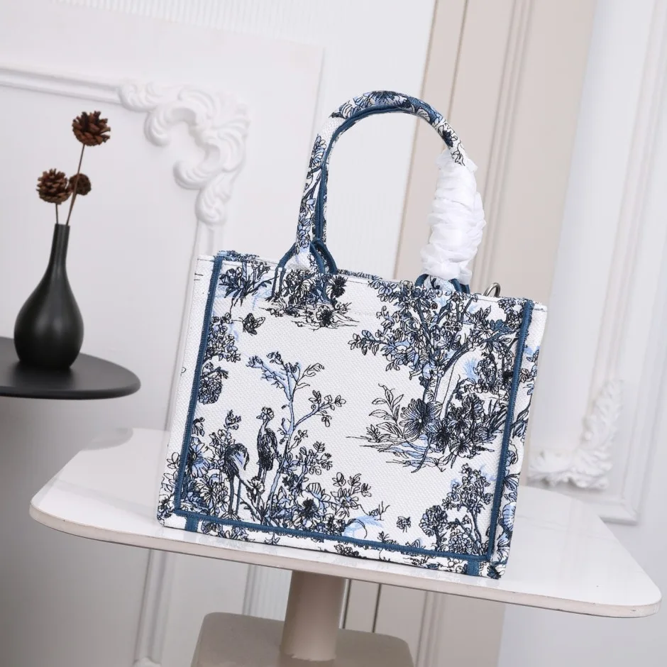 1788583513806018.webp 上品 カジュアル 刺繍入り Dior Book Tote ストラップ付きバッグ スモール クリスチャン・ディオール コピー
