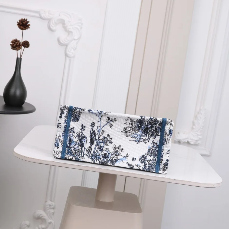 1788583515983260.webp 上品 カジュアル 刺繍入り Dior Book Tote ストラップ付きバッグ スモール クリスチャン・ディオール コピー