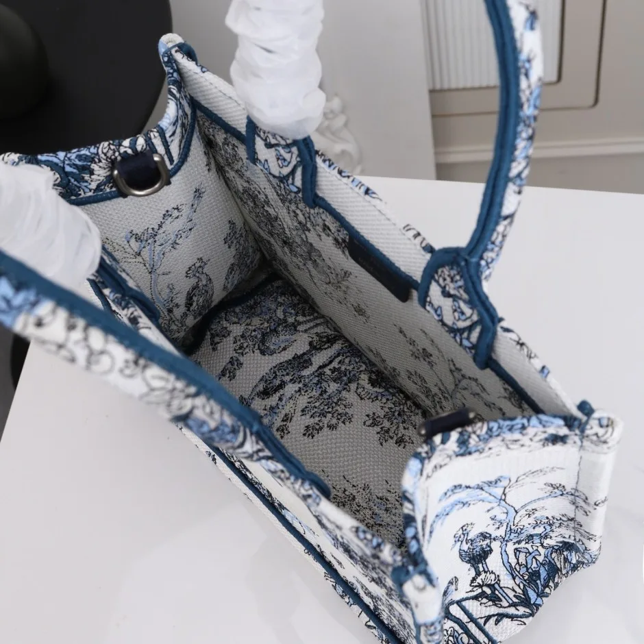 1788583516336259.webp 上品 カジュアル 刺繍入り Dior Book Tote ストラップ付きバッグ スモール クリスチャン・ディオール コピー