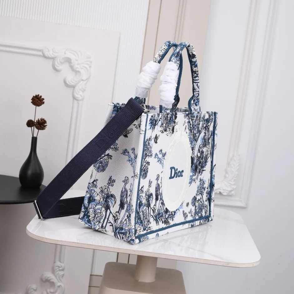 1788583728331424.webp 上品 カジュアル 刺繍入り Dior Book Tote ストラップ付きバッグ ミディアム クリスチャン・ディオール コピー