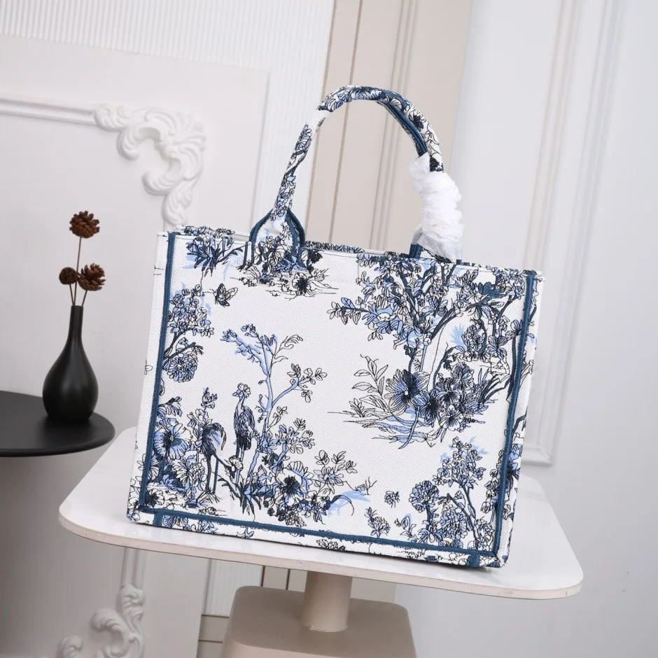 1788583729886088.webp 上品 カジュアル 刺繍入り Dior Book Tote ストラップ付きバッグ ミディアム クリスチャン・ディオール コピー